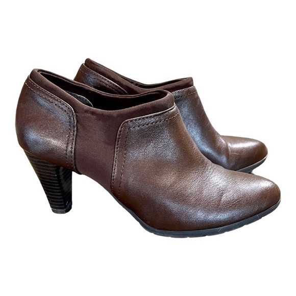 G. H. BASS & CO, BROWN ANKLE BOOTS WITH STRETCH FABRIC SIDES. SIZE 6 1/2M - Picture 3 of 6